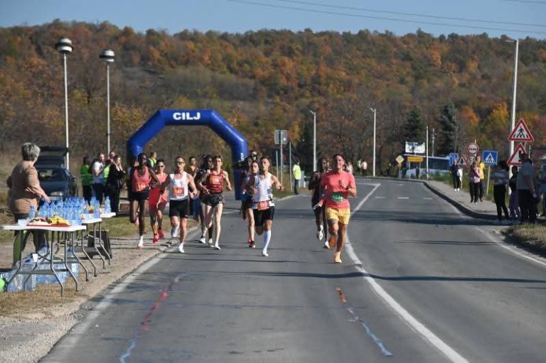 Ученици Дома волонтери на међународном полумаратону у Бору