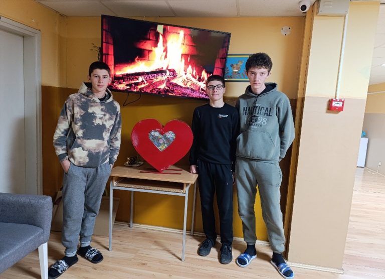 Велико срце од чепова